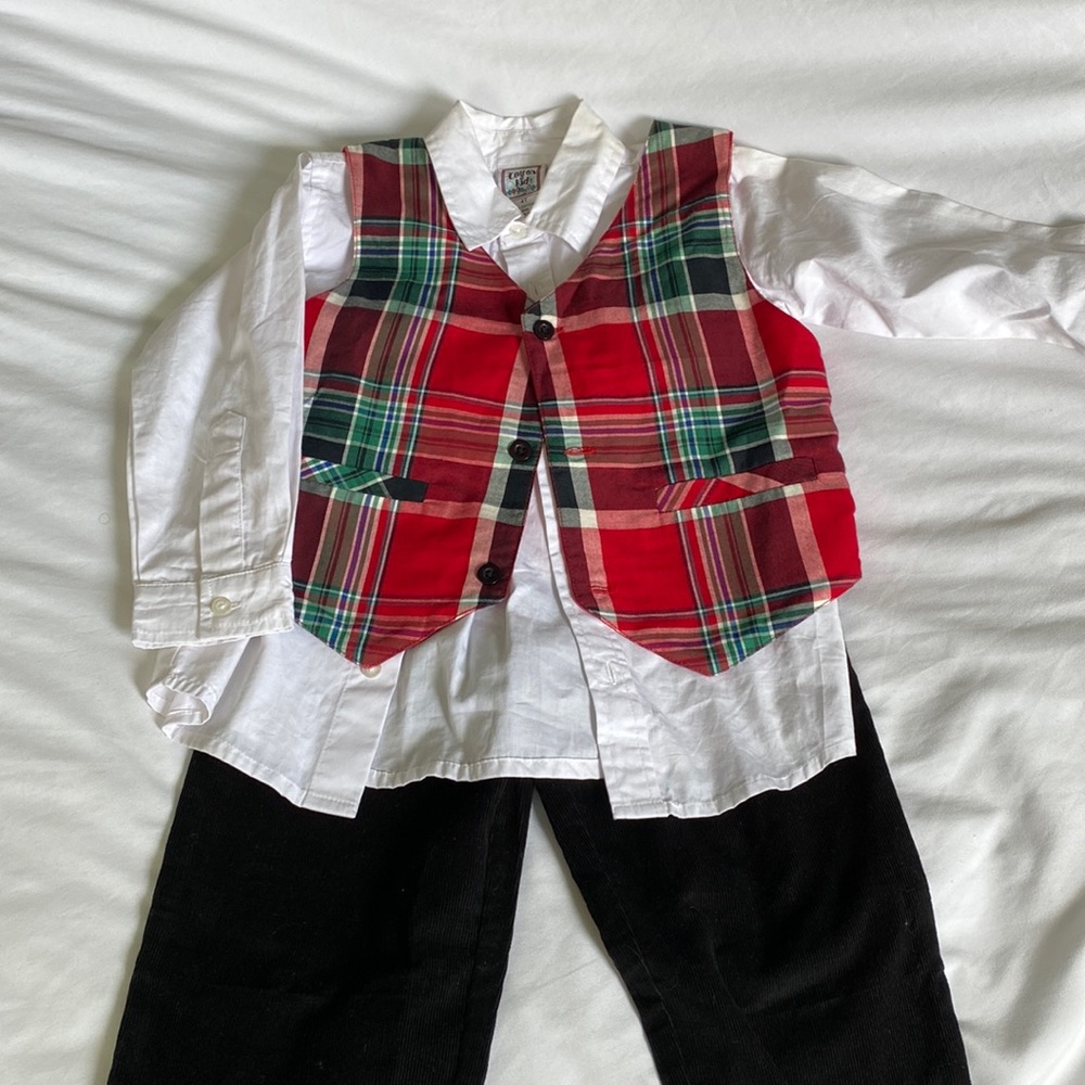 $25- Boys 4T Xmas outfit with white button down, vest and corduroy pants